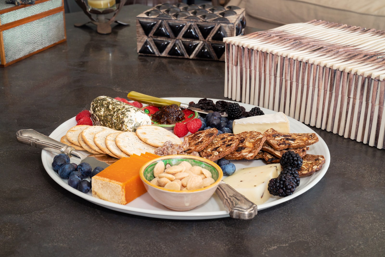 http://www.franbergerliving.com/cdn/shop/articles/Build_the_Ultimate_Cheese_Board-min.jpg?v=1686083759