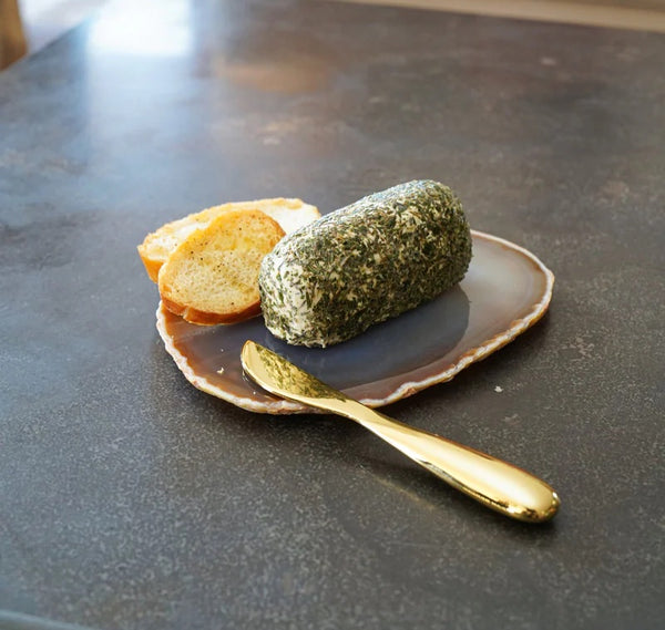 Ita Cheese Plate & Forma Spreader, Sand Agate & Gold