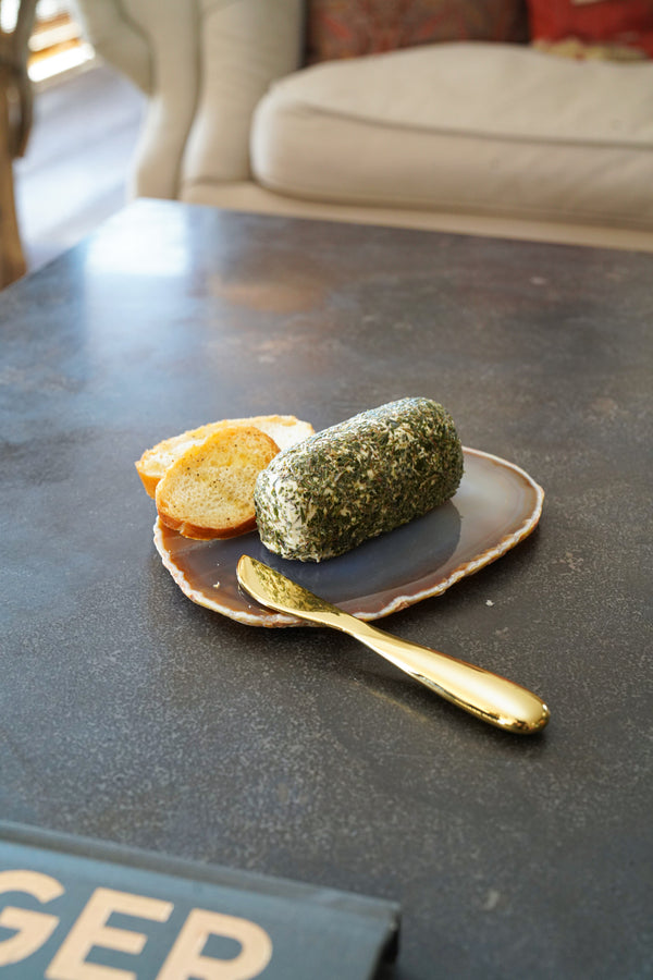 Ita Cheese Plate & Forma Spreader, Sand Agate & Gold